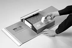 1 Die mittleren Klappenteile aufrichten, um das Packgut schlagen und stufenlos auf die benötigte Höhe einknicken.