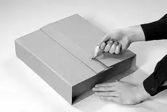 3 Diese Verpackung passt sich dem Packgut – z. B. Ordner – auch schräg an und bietet rundum optimalen Kantenschutz.
